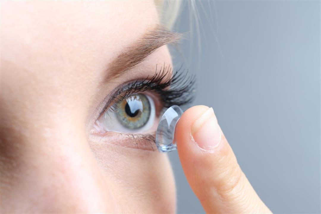 عدسات لاصقة ملونة